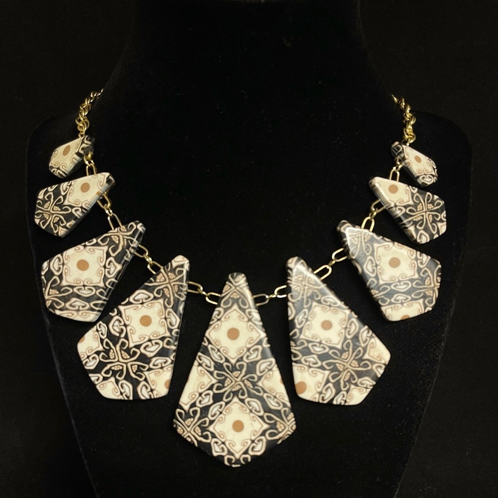 Beautiful collar necklace!